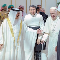 ملك البحرين حمد بن عيسى آل خليفة مع البابا فرنسيس الثاني والإمام الأكبر للجامع الأزهر في مصر أحمد محمد الطيب. (الصورة عبر وكالة أنباء البحرين)