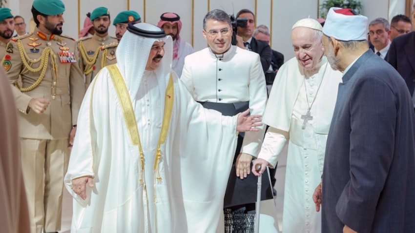 ملك البحرين حمد بن عيسى آل خليفة مع البابا فرنسيس الثاني والإمام الأكبر للجامع الأزهر في مصر أحمد محمد الطيب. (الصورة عبر وكالة أنباء البحرين)