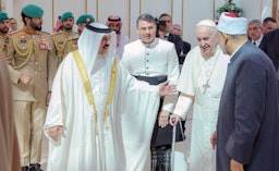 ملك البحرين حمد بن عيسى آل خليفة مع البابا فرنسيس الثاني والإمام الأكبر للجامع الأزهر في مصر أحمد محمد الطيب. (الصورة عبر وكالة أنباء البحرين)