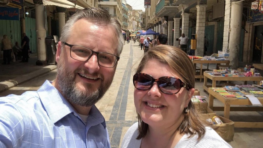 صورة للمواطن الأمريكي المقتول ستيفن إدوارد ترويل مع زوجته في بغداد، العراق، 11 يونيو/حزيران، 2018. (الصورة عبر حساب ستيفن ترويل على تويتر)