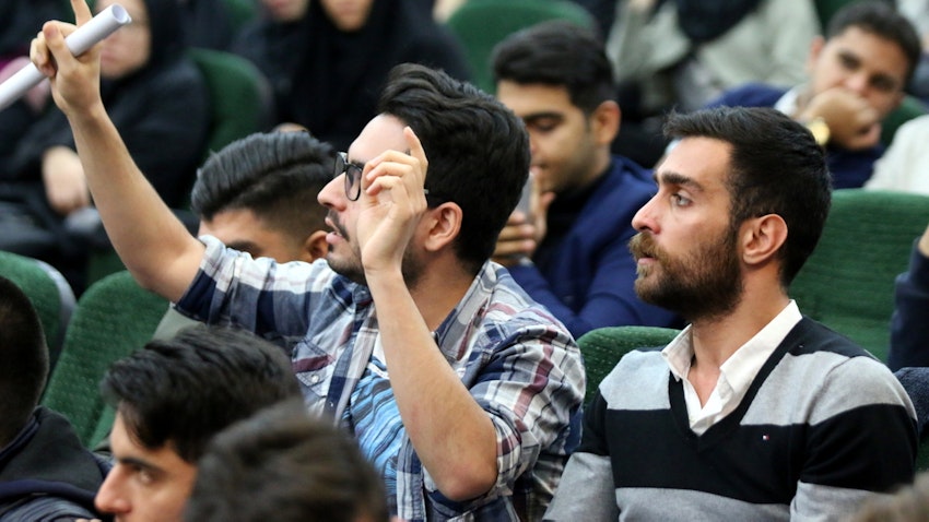 حضور دانشجویان در یک سخنرانی در روز دانشجو؛ دانشگاه آزاد اسلامی، تهران، ایران، ۱۶ آذر ۱۳۹۹. (عکس از خبرگزاری دانشگاه آزاد)