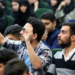 طلاب يحضرون محاضرة في يوم الطالب في جامعة آزاد الإسلامية في طهران، إيران. 6 ديسمبر/كانون الأول 2020 (الصورة عبر وكالة أنباء آزاد)