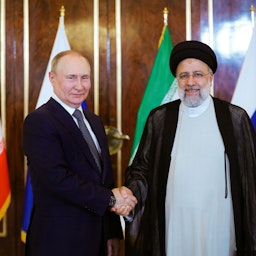 دیدار ولادیمیر پوتین، رئیس‌جمهور روسیه با همتای ایرانی خود ابراهیم رئیسی؛ تهران، ۲۸ تیر ۱۴۰۱. (عکس از وبسایت ریاست‌جمهوری ایران)