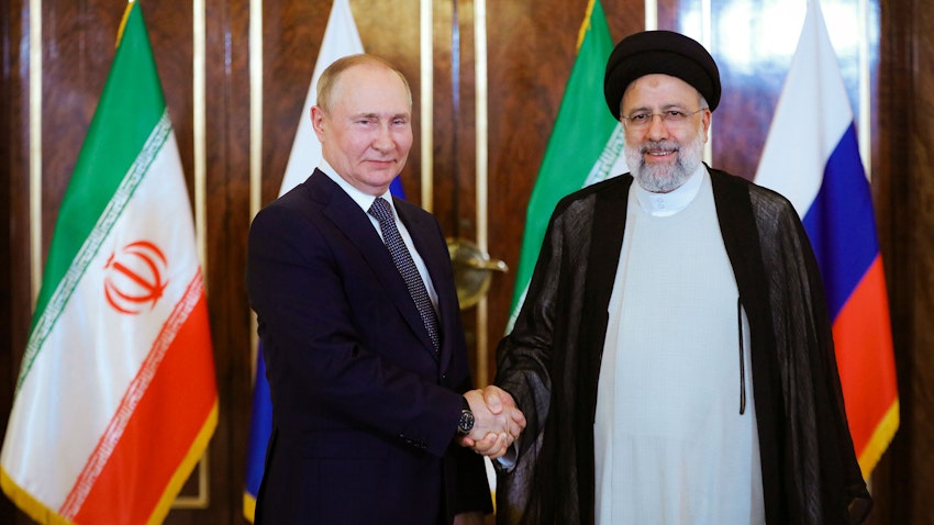 دیدار ولادیمیر پوتین، رئیس‌جمهور روسیه با همتای ایرانی خود ابراهیم رئیسی؛ تهران، ۲۸ تیر ۱۴۰۱. (عکس از وبسایت ریاست‌جمهوری ایران)