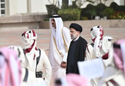 أمير قطر الشيخ تميم بن حمد آل ثاني يستقبل الرئيس الإيراني إبراهيم رئيسي في الدوحة، قطر. 21 فبراير/شباط 2022 (الصورة عبر الديوان الأميري القطري)