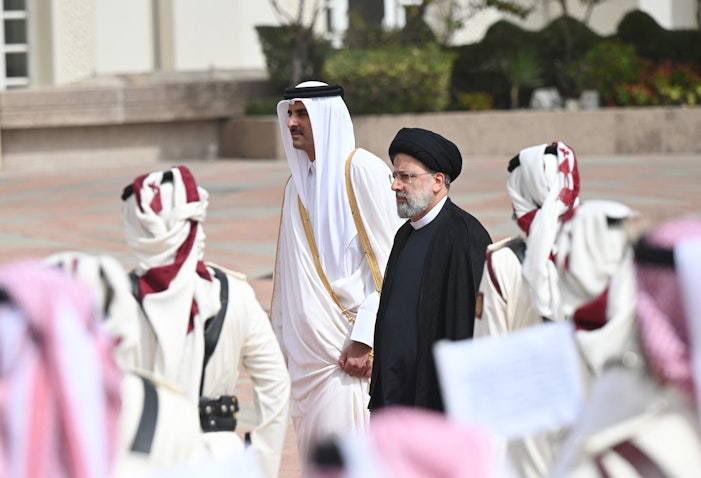 أمير قطر الشيخ تميم بن حمد آل ثاني يستقبل الرئيس الإيراني إبراهيم رئيسي في الدوحة، قطر. 21 فبراير/شباط 2022 (الصورة عبر الديوان الأميري القطري)