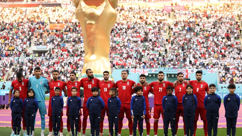 لاعبو المنتخب الإيراني يقفون جنبًا إلى جنب قبل مباراة كأس العالم لكرة القدم مع إنجلترا في الدوحة، قطر. 21 نوفمبر/تشرين الثاني 2022 (الصورة عبر غيتي إيماجز)