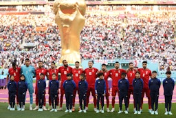 لاعبو المنتخب الإيراني يقفون جنبًا إلى جنب قبل مباراة كأس العالم لكرة القدم مع إنجلترا في الدوحة، قطر. 21 نوفمبر/تشرين الثاني 2022 (الصورة عبر غيتي إيماجز)