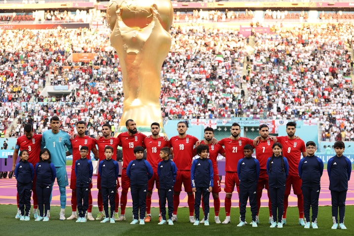 لاعبو المنتخب الإيراني يقفون جنبًا إلى جنب قبل مباراة كأس العالم لكرة القدم مع إنجلترا في الدوحة، قطر. 21 نوفمبر/تشرين الثاني 2022 (الصورة عبر غيتي إيماجز)