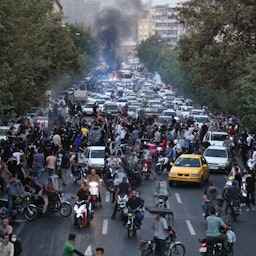متظاهرون ينزلون إلى الشوارع خلال مظاهرة على خلفية مقتل مهسا أميني في طهران، إيران. 21 سبتمبر/أيلول 2022 (الصورة عبر غيتي إيماجز)
