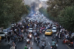 متظاهرون ينزلون إلى الشوارع خلال مظاهرة على خلفية مقتل مهسا أميني في طهران، إيران. 21 سبتمبر/أيلول 2022 (الصورة عبر غيتي إيماجز)