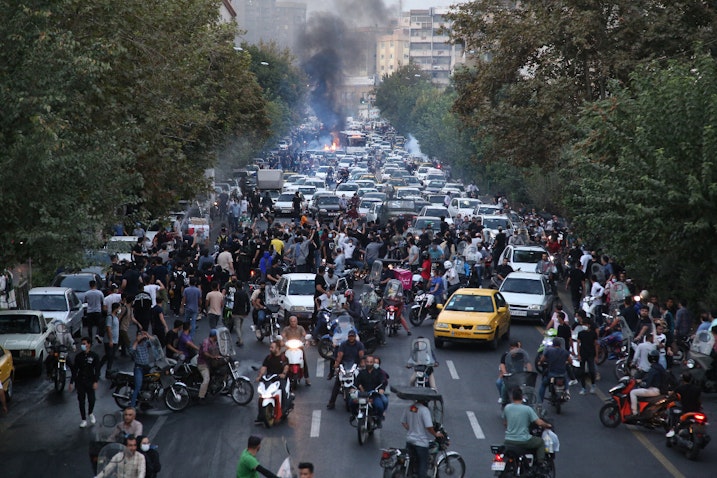 متظاهرون ينزلون إلى الشوارع خلال مظاهرة على خلفية مقتل مهسا أميني في طهران، إيران. 21 سبتمبر/أيلول 2022 (الصورة عبر غيتي إيماجز)