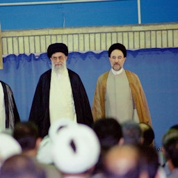 الرئيس السابق أكبر هاشمي رفسنجاني والمرشد الأعلى آية الله علي خامنئي والرئيس آنذاك محمد خاتمي في طهران، إيران. 2 أغسطس/آب 2001 (الصورة عبر غيتي إيماجز)