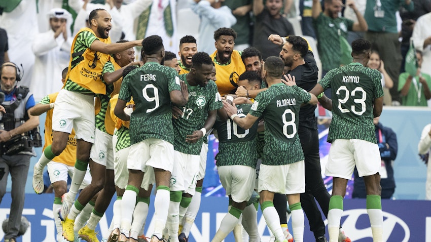 لاعبون سعوديون يحتفلون بالفوز على الأرجنتين في كأس العالم لكرة القدم في مدينة لوسيل، قطر. 22 نوفمبر/تشرين الثاني 2022 (الصورة عبر غيتي إيماجز)