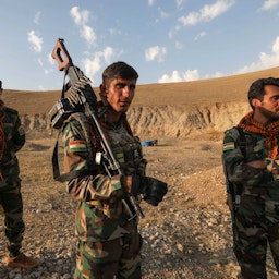 صورة لمقاتلين من البيشمركة الكردية المنتسبين إلى حزب الحرية الكردستاني الانفصالي الإيراني يقفون في موقع بالقرب من بلدة آلتون كوبري، العراق، يوم 23 نوفمبر/تشرين الثاني 2022. (الصورة عبر غيتي إيماجز)