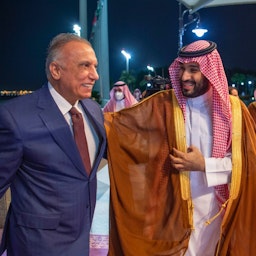 ولي العهد السعودي الأمير محمد بن سلمان آل سعود يستقبل رئيس الوزراء العراقي الأسبق مصطفى الكاظمي في جدة، المملكة العربية السعودية. 26 يونيو/حزيران 2022 (المصدر: صفحة مكتب رئيس الوزراء عبر تويتر)