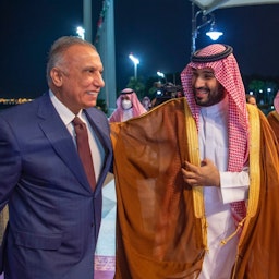 استقبال محمد بن سلمان آل سعود، ولیعهد عربستان، از مصطفی الکاظمی، نخست‌وزیر وقت عراق؛ جده، عربستان، ۵ تیر ۱۴۰۱/ ۲۶ ژوئن ۲۰۲۲. (عکس از صفحه‌ی توییتر دفتر نخست‌وزیر عراق)