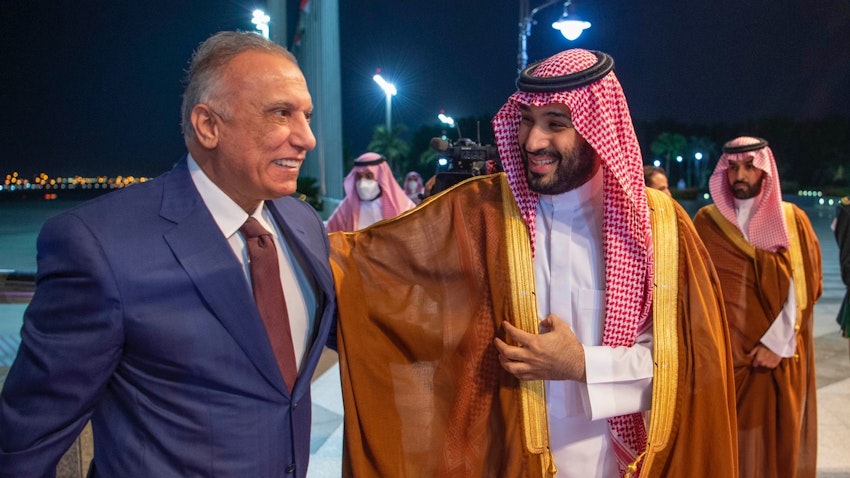 استقبال محمد بن سلمان آل سعود، ولیعهد عربستان، از مصطفی الکاظمی، نخست‌وزیر وقت عراق؛ جده، عربستان، ۵ تیر ۱۴۰۱/ ۲۶ ژوئن ۲۰۲۲. (عکس از صفحه‌ی توییتر دفتر نخست‌وزیر عراق)