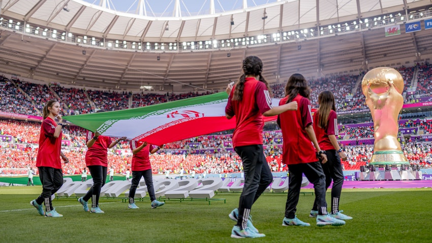 حمل پرچم ایران در ورزشگاه، در جام جهانی فوتبال؛ دوحه، قطر،  ۴ آذر ۱۴۰۱. (عکس از گتی ایمیجز)