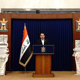 محمد شیاع السودانی، نخست‌وزیر عراق، در کنار انبوه وجوه دولتی بازیابی‌شده؛ بغداد، عراق، ۶ آذر ۱۴۰۱/ ۲۷ نوامبر ۲۰۲۲. (عکس از توییر نخست‌وزیر عراق)