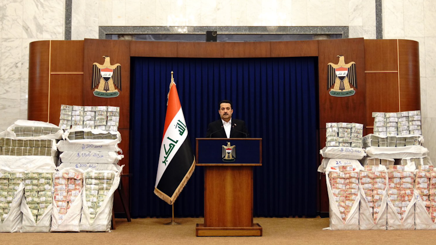 صورة لرئيس الوزراء العراقي محمد شياع السوداني مع أكوام من أموال الدولة المستردة في بغداد، العراق. 27 نوفمبر/ تشرين الثاني 2022 (المصدر: صفحة مكتب رئيس الوزراء العراقي عبر تويتر)