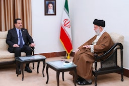 المرشد الأعلى لإيران آية الله علي خامنئي يستقبل رئيس وزراء العراق محمد شياع السوداني في طهران، إيران، يوم 29 نوفمبر/تشرين الثاني 2022. (الصورة عبر موقع المرشد الأعلى الإيراني)