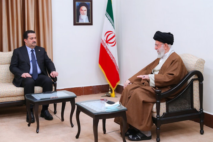 المرشد الأعلى لإيران آية الله علي خامنئي يستقبل رئيس وزراء العراق محمد شياع السوداني في طهران، إيران، يوم 29 نوفمبر/تشرين الثاني 2022. (الصورة عبر موقع المرشد الأعلى الإيراني)