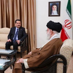 دیدار علی خامنه‌ای، رهبر ایران، و ابراهیم رئیسی، رئیس‌جمهور ایران، از محمد شیاع السودانی، نخست‌وزیر عراق؛ تهران، ایران، ۸ آذر ۱۴۰۱/ ۲۹ نوامبر ۲۰۲۲. (عکس از وبسایت رهبر ایران)