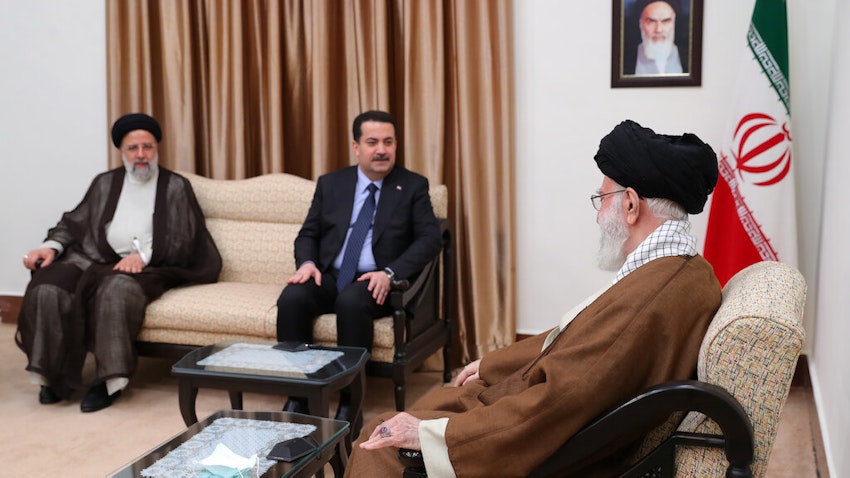 دیدار علی خامنه‌ای، رهبر ایران، و ابراهیم رئیسی، رئیس‌جمهور ایران، از محمد شیاع السودانی، نخست‌وزیر عراق؛ تهران، ایران، ۸ آذر ۱۴۰۱/ ۲۹ نوامبر ۲۰۲۲. (عکس از وبسایت رهبر ایران)