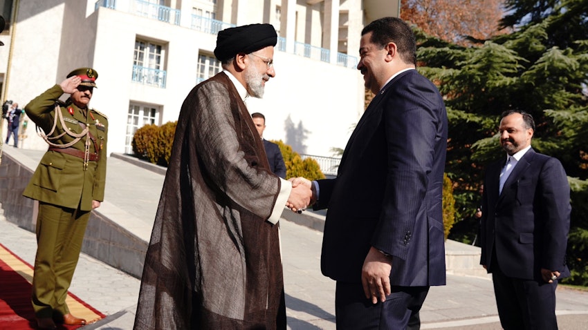 الرئيس الإيراني إبراهيم رئيسي يستقبل رئيس الوزراء العراقي محمد شياع السوداني خلال زيارته إلى طهران، إيران. 29 نوفمبر/تشرين الثاني 2022. (المصدر: مكتب رئيس الوزراء العراقي عبر تويتر)