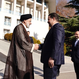 استقبال ابراهیم رئیسی، رئیس‌جمهور ایران، از محمد شیاع السودانی، نخست‌وزیر عراق؛ تهران، ایران، ۸ آذر ۱۴۰۱. (عکس از توییتر دفتر نخست‌وزیر عراق)