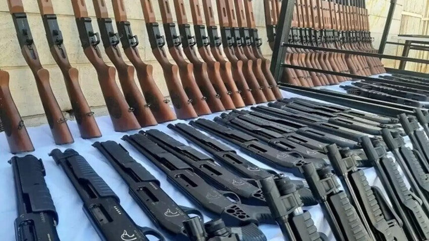 وسائل إعلام رسمية إيرانية تؤكد ضبط مخبأ "للأسلحة غير المشروعة" في سيستان بلوشستان. 30 نوفمبر/تشرين الثاني 2022. (الصورة عبر موقع همشهري أونلاين)