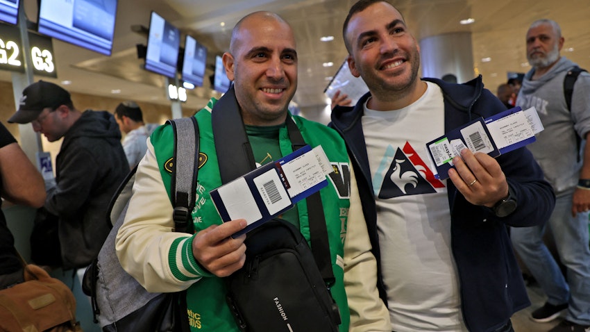 مشجعو كرة القدم يستعدون للصعود على متن رحلة جوية من تل أبيب إلى الدوحة لحضور كأس العالم لكرة القدم. 20 نوفمبر/تشرين الثاني 2022 (الصورة عبر غيتي إيماجز)