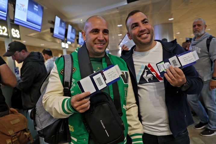 مشجعو كرة القدم يستعدون للصعود على متن رحلة جوية من تل أبيب إلى الدوحة لحضور كأس العالم لكرة القدم. 20 نوفمبر/تشرين الثاني 2022 (الصورة عبر غيتي إيماجز)