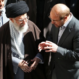 المرشد الأعلى لإيران علي خامنئي يتحدث مع رئيس مجلس النواب محمد باقر قاليباف في طهران، إيران. 8 مارس/آذار 2016 (الصورة عبر موقع المرشد الأعلى الإيراني)