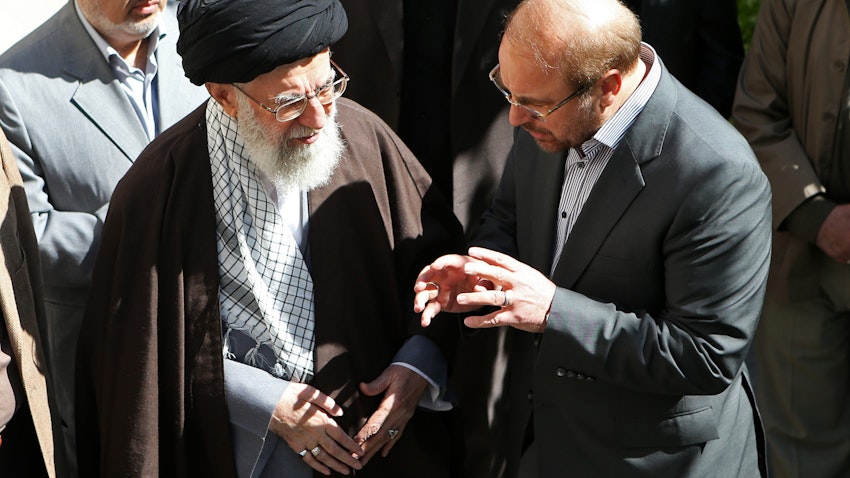 علی خامنه‌ای، رهبر ایران، در حال صحبت با محمدباقر قالیباف، رئیس‌ مجلس ایران؛ تهران، ایران، ۱۸ اسفند ۱۳۹۴. (عکس از وبسایت رهبر ایران)