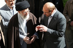 المرشد الأعلى لإيران علي خامنئي يتحدث مع رئيس مجلس النواب محمد باقر قاليباف في طهران، إيران. 8 مارس/آذار 2016 (الصورة عبر موقع المرشد الأعلى الإيراني)
