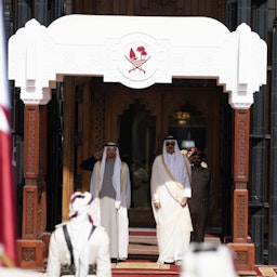 شیخ محمد بن زاید آل نهیان، رئیس امارات متحده‌ی عربی، و شیخ تمیم بن حمد آل ثانی، امیر قطر؛ دوحه، قطر، ۱۴ آذر ۱۴۰۱/ ۵ دسامبر ۲۰۲۱. (عکس از دیوان امیری قطر)