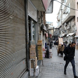 أصحاب المحال التجارية يغلقون أبواب محالهم في طهران، إيران. 6 ديسمبر/كانون الأول 2022 (الصورة عبر غيتي إيماجز)