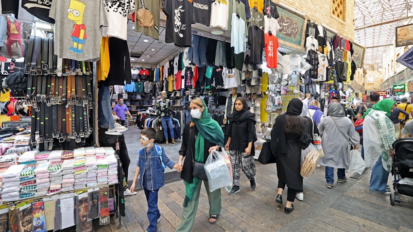 جمعی در حال خرید از بازار تجریش؛ تهران، ایران ۱۰ مهر ۱۴۰۱. (عکس از گتی ایمیجز)