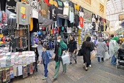 جمعی در حال خرید از بازار تجریش؛ تهران، ایران ۱۰ مهر ۱۴۰۱. (عکس از گتی ایمیجز)