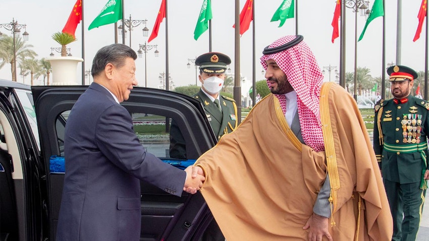 استقبال شاهزاده محمد بن سلمان آل سعود، ولیعهد عربستان سعودی، از شی جین پینگ، رئیس‌جمهور چین؛ ریاض، عربستان،‌ ۱۷ آذر ۱۴۰۱/ ۸ دسامبر ۲۰۲۲. (عکس از توییتر انگلیسی وزارت امور خارجه‌ی عربستان)