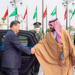 ولي العهد السعودي الأمير محمد بن سلمان آل سعود يستقبل الرئيس الصيني شي جينبينغ في الرياض، المملكة العربية السعودية. 8 ديسمبر/كانون الأول 2022 (المصدر:موقع وزارة الخارجية السعودية الإنكليزي عبر تويتر)
