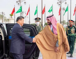 ولي العهد السعودي الأمير محمد بن سلمان آل سعود يستقبل الرئيس الصيني شي جينبينغ في الرياض، المملكة العربية السعودية. 8 ديسمبر/كانون الأول 2022 (المصدر:موقع وزارة الخارجية السعودية الإنكليزي عبر تويتر)