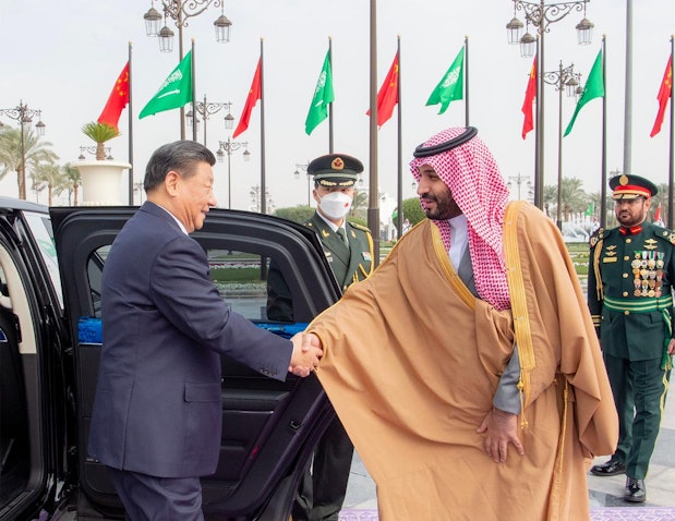ولي العهد السعودي الأمير محمد بن سلمان آل سعود يستقبل الرئيس الصيني شي جينبينغ في الرياض، المملكة العربية السعودية. 8 ديسمبر/كانون الأول 2022 (المصدر:موقع وزارة الخارجية السعودية الإنكليزي عبر تويتر)