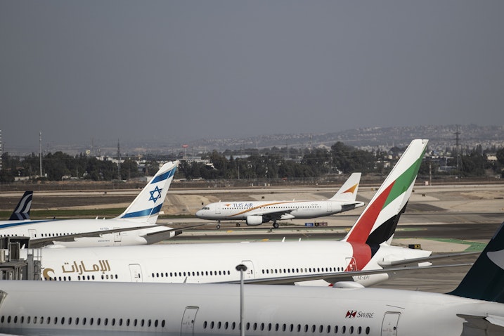 طائرة تقل مشجعي كرة قدم قبل إقلاعها للمشاركة في كأس العالم لكرة القدم في مطار بن غوريون في تل أبيب، إسرائيل. 20 نوفمبر/تشرين الثاني 2022 (الصورة عبر غيتي إيماجز)