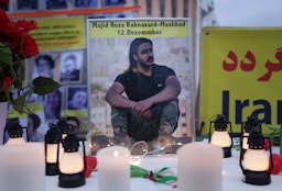 صورة مجيد رضا رهنورد في مظاهرة أمام وزارة الخارجية في برلين، ألمانيا. 12 ديسمبر/كانون الأول 2022 (الصورة عبر غيتي إيماجز)