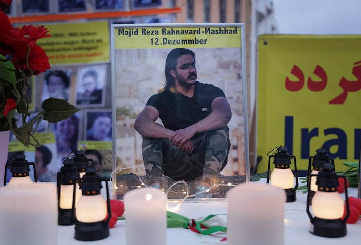 صورة مجيد رضا رهنورد في مظاهرة أمام وزارة الخارجية في برلين، ألمانيا. 12 ديسمبر/كانون الأول 2022 (الصورة عبر غيتي إيماجز)