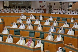 نواب كويتيون يحضرون حفل افتتاح الدورة السابعة عشرة لمجلس الأمة في مدينة الكويت، الكويت، 18 أكتوبر/تشرين الأول 2022. (الصورة عبر غيتي إيماجز)