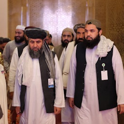 وصول أعضاء من وفد طالبان لإجراء محادثات سلام مع الحكومة الأفغانية في الدوحة، قطر. 18 يوليو/تموز 2021. (الصورة عبر غيتي إيماجز)